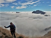 35 Mare di nebbie in valle, sole sui monti, spunta la Presolana a dx